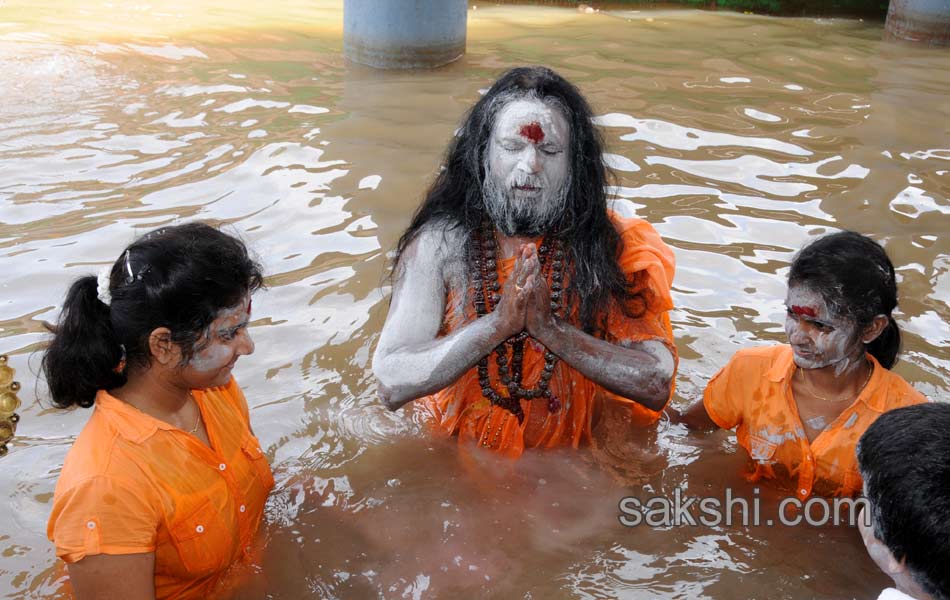 holy pushkaralu comes to eighth day - Sakshi2