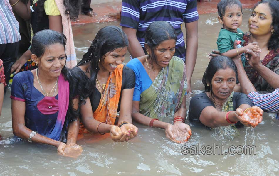 holy pushkaralu comes to eighth day - Sakshi6