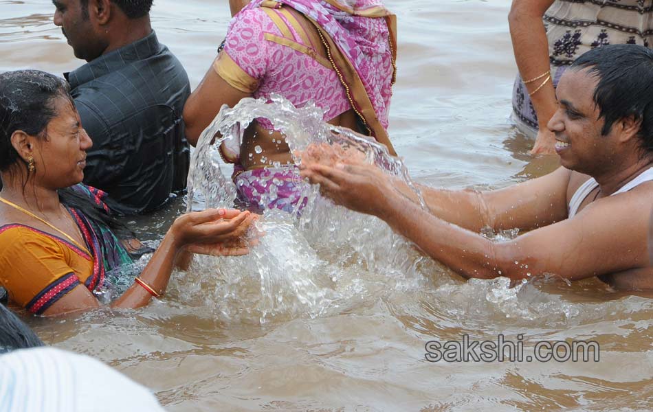holy pushkaralu comes to eighth day - Sakshi9