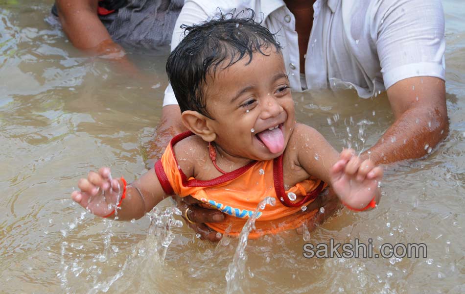 holy pushkaralu comes to eighth day - Sakshi10