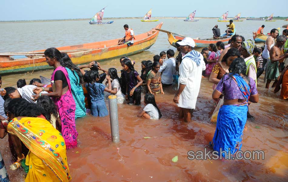holy pushkaralu comes to eighth day - Sakshi16