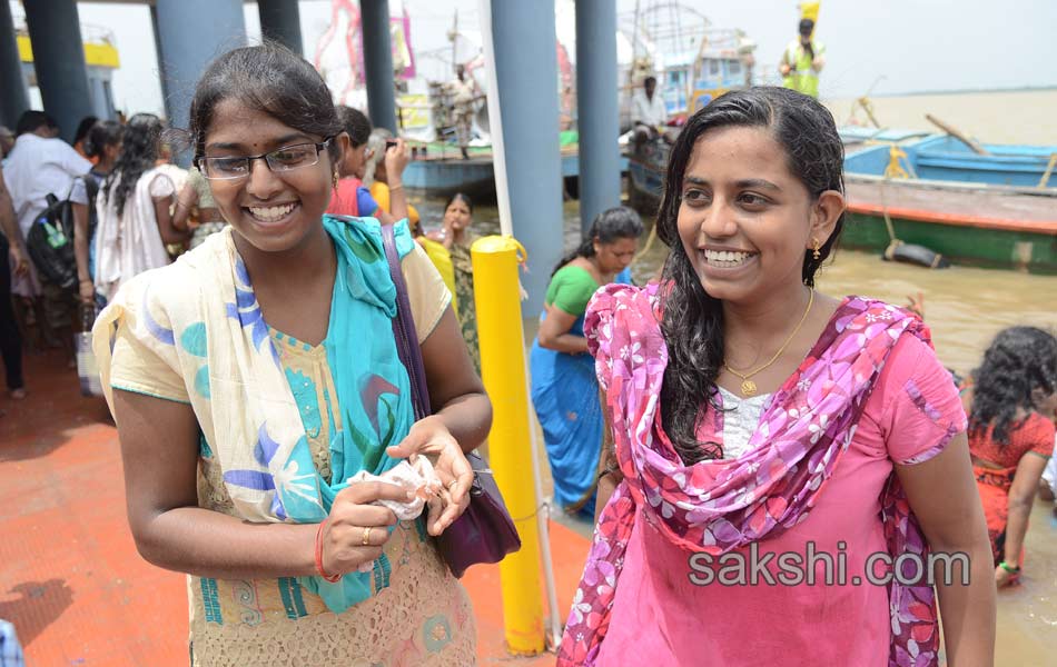 holy pushkaralu comes to eighth day - Sakshi19