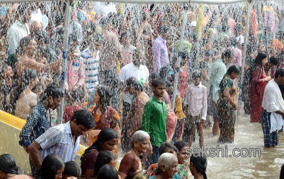 holy pushkaralu comes to eighth day - Sakshi26