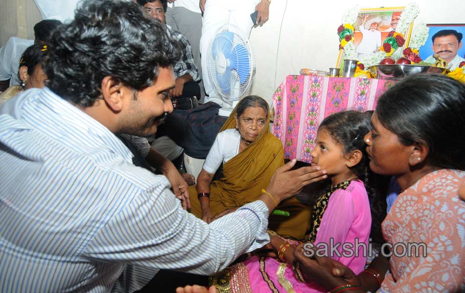 YS jagan raithu bharosa yatra - Sakshi4