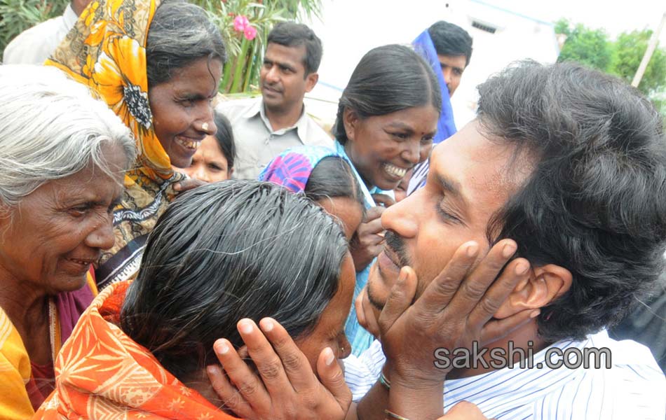 YS jagan raithu bharosa yatra - Sakshi8