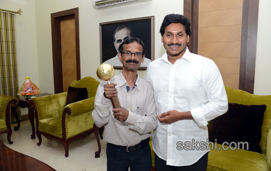 Premiers Congratulations to the Sakshi cartoonist Shankar6