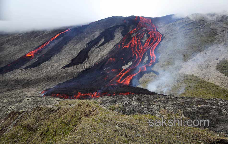 Lava flows out in Indian Ocean5