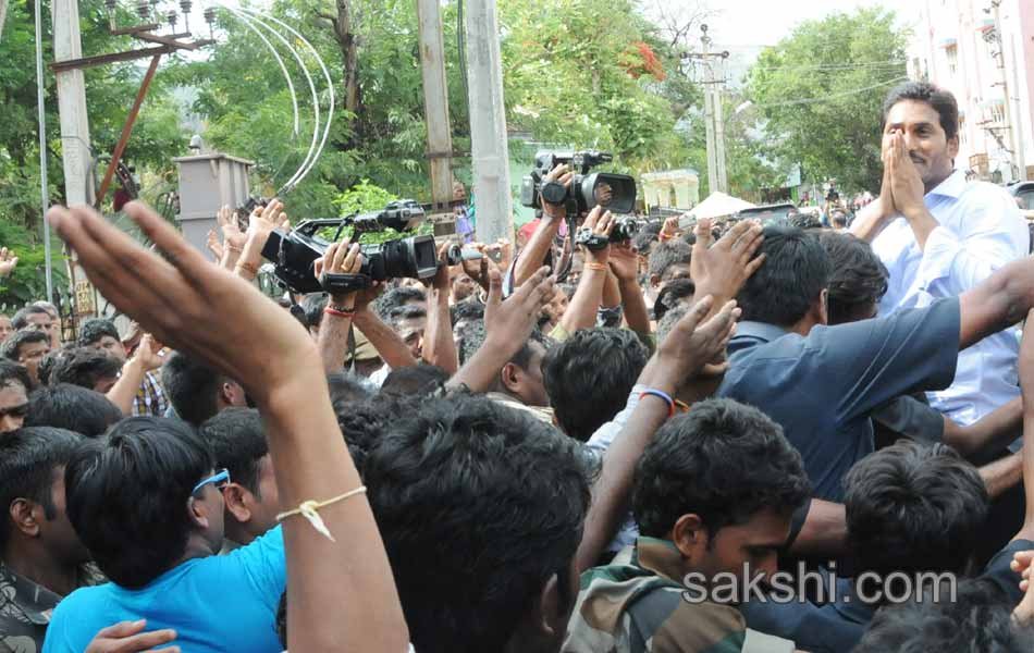 YS Jagan to meet bereaved family of Koti - Sakshi11