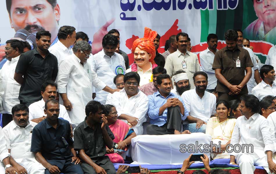 YS jagan mohan reddy dharna in vijayawada - Sakshi11