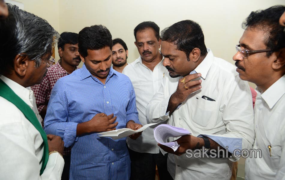 YS jagan mohan reddy dharna in vijayawada - Sakshi19