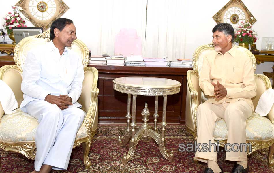 AP CM Chandrababu meets Telangana CM KCR at Camp office - Sakshi2