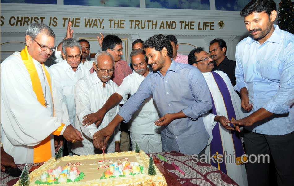 YS Jagan offers prayers at Pulivendula CSI Church - Sakshi2