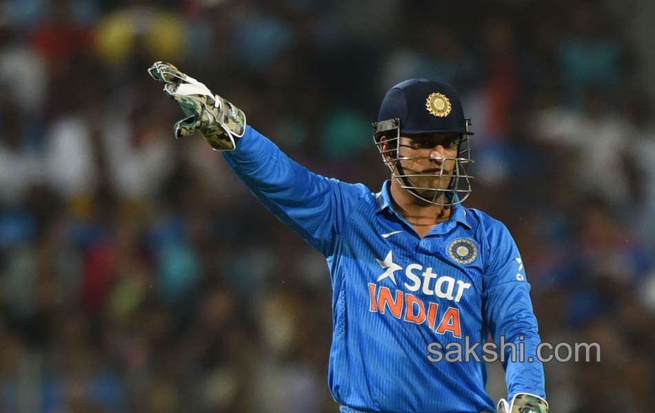 Sri Lanka seamers topple India on green track - Sakshi7