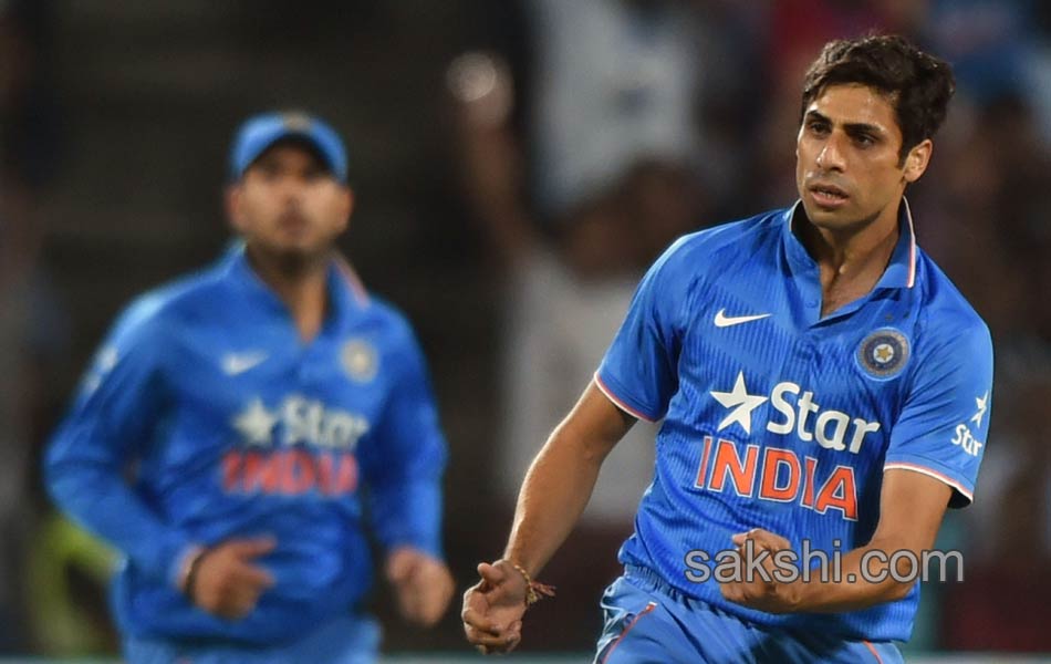 Sri Lanka seamers topple India on green track - Sakshi11