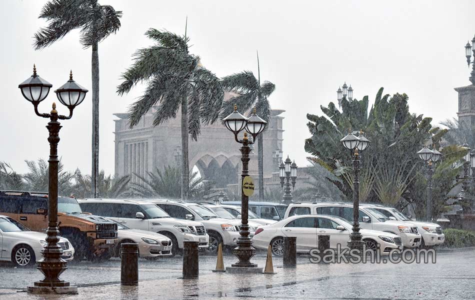 Heavy rain lashes the UAE3