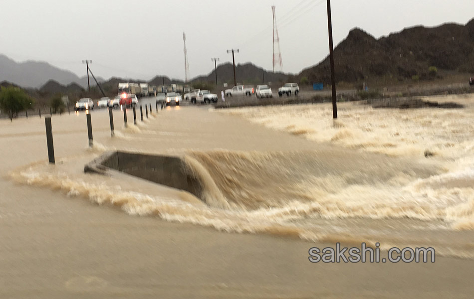 Heavy rain lashes the UAE6
