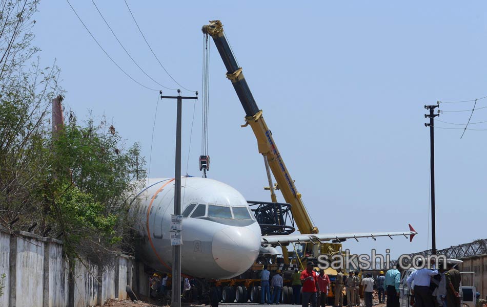 plane collapsed crane falldown in it12