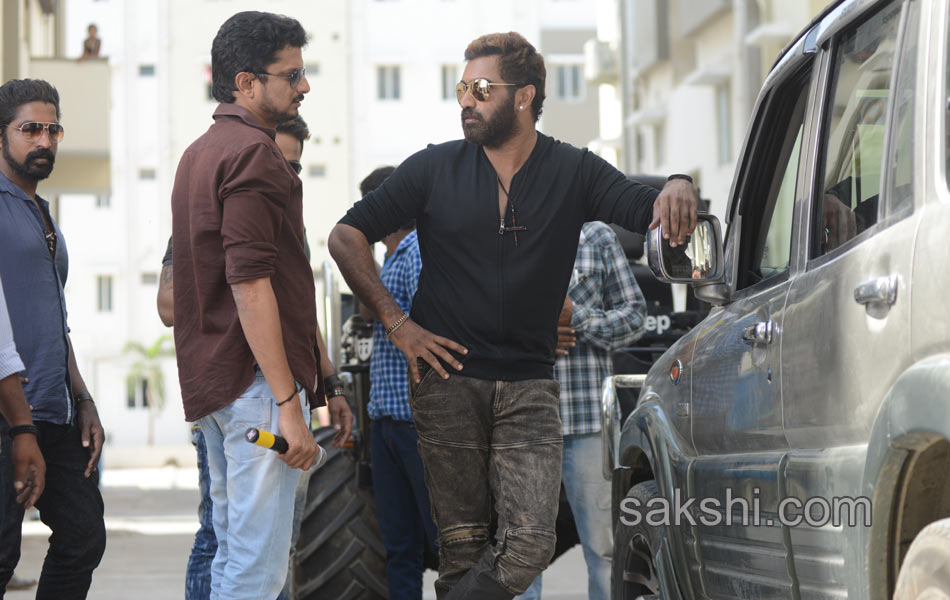 Raja Cheyyi Veste working stills - Sakshi7