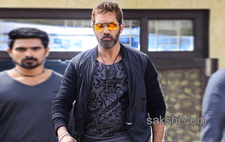 Raja Cheyyi Veste working stills - Sakshi12