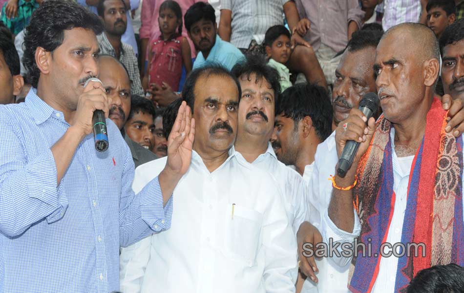 YS Jagan Mohan Reddy raithu barosa yatra in anantapur district - Sakshi7
