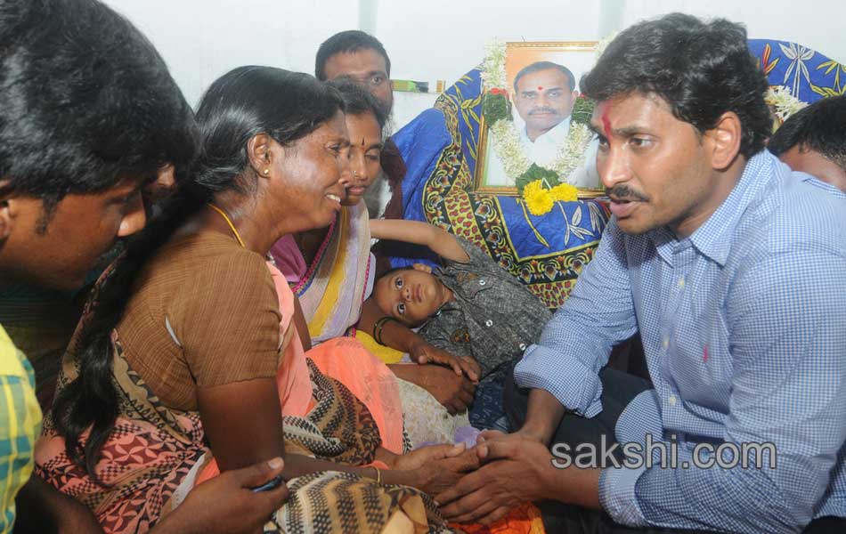 YS Jagan Mohan Reddy raithu barosa yatra in anantapur district - Sakshi18
