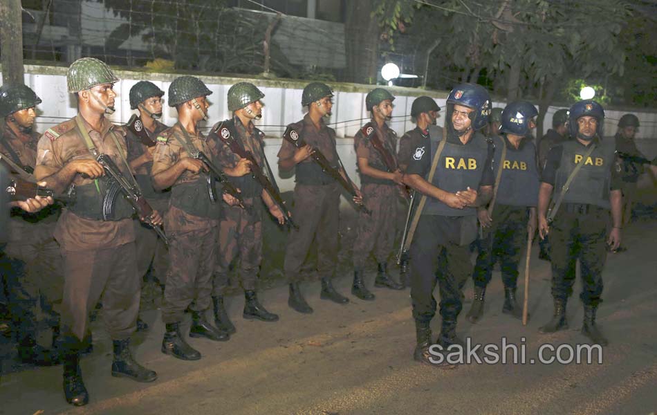 terrorists attack cafe and bakery in dhaka - Sakshi9