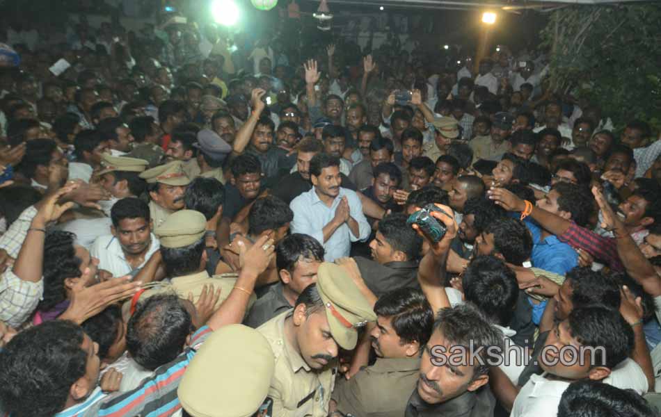 ys jagan meets ex mp undavalli arun kumar in rajahmundry - Sakshi4