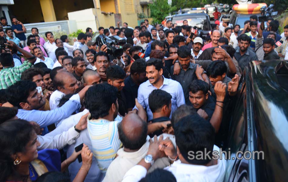 ys jagan meets ex mp undavalli arun kumar in rajahmundry - Sakshi9