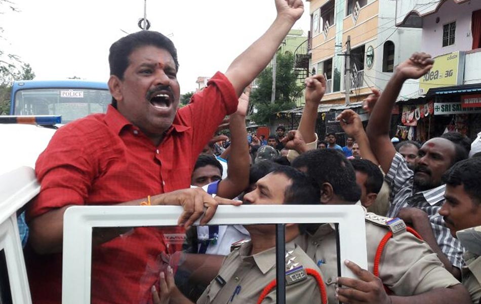 తిరుపతిలో ఎమ్మెల్యే చెవిరెడ్డిని అరెస్ట్ చేసి తీసుకెళుతున్న పోలీసులు2