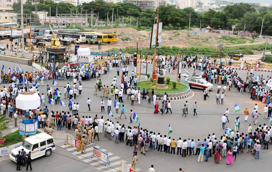 తిరుపతి పూర్ణకుంభం సర్కిల్ వద్ద మానవహారంగా ఏర్పాటు చేసిన వైఎస్సార్సీపీ నేతలు, శ్రేణులు 4