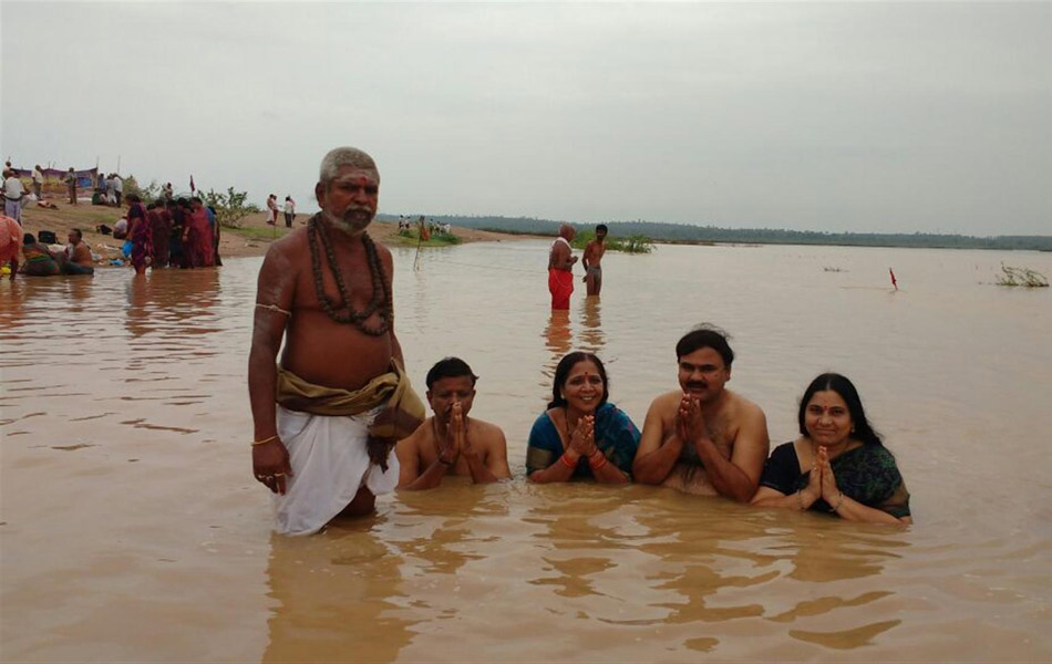 Gautami salute - Sakshi1
