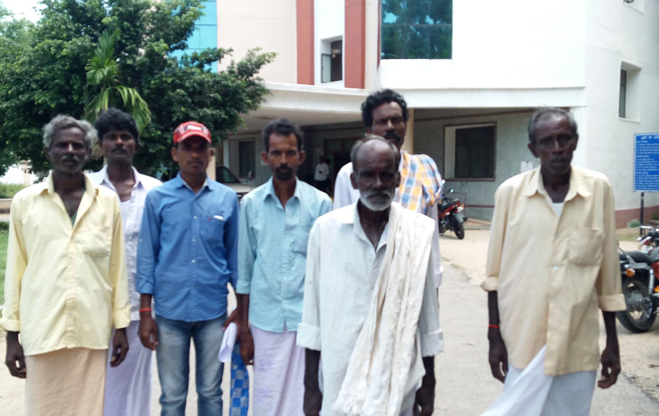 కలెక్టరేట్ ఎదుట ధర్నా చేస్తున్న చంద్రప్పనాయుడు కండ్రిగ గ్రామస్తులు 5