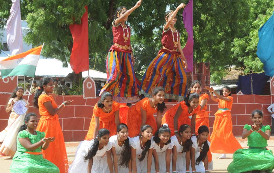 పిరమిడ్ నృత్య ప్రదర్శన3