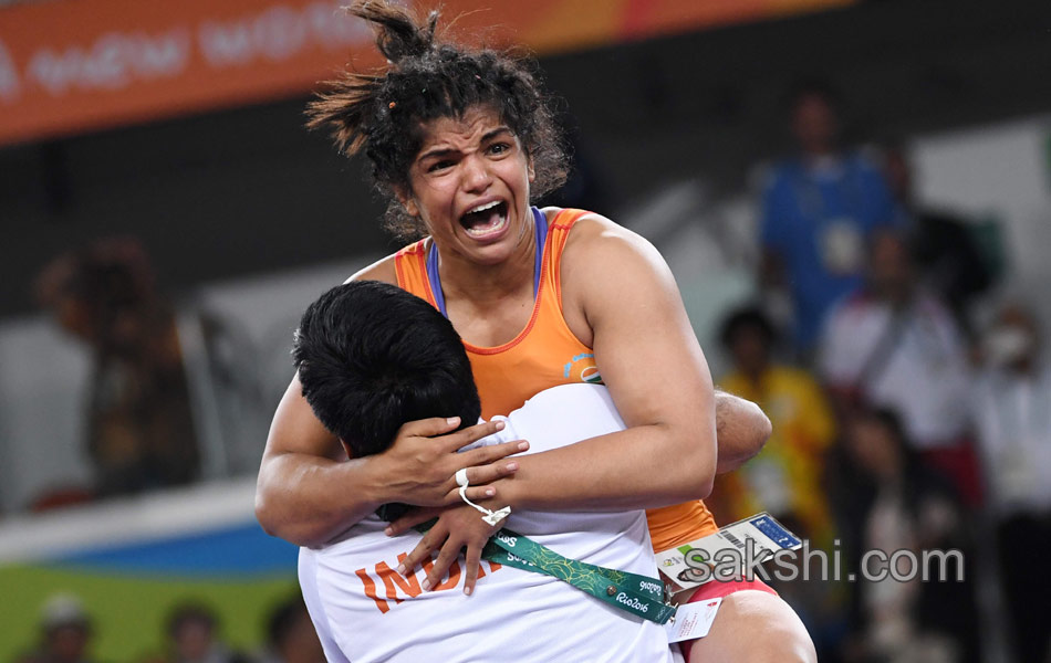 Indias Sakshi Malik poses with her bronze medal5