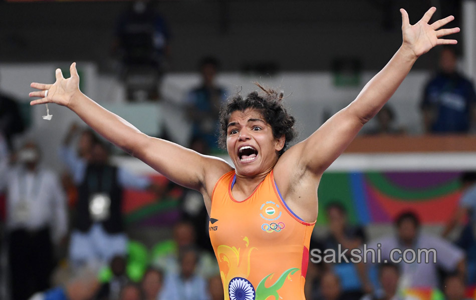 Indias Sakshi Malik poses with her bronze medal9