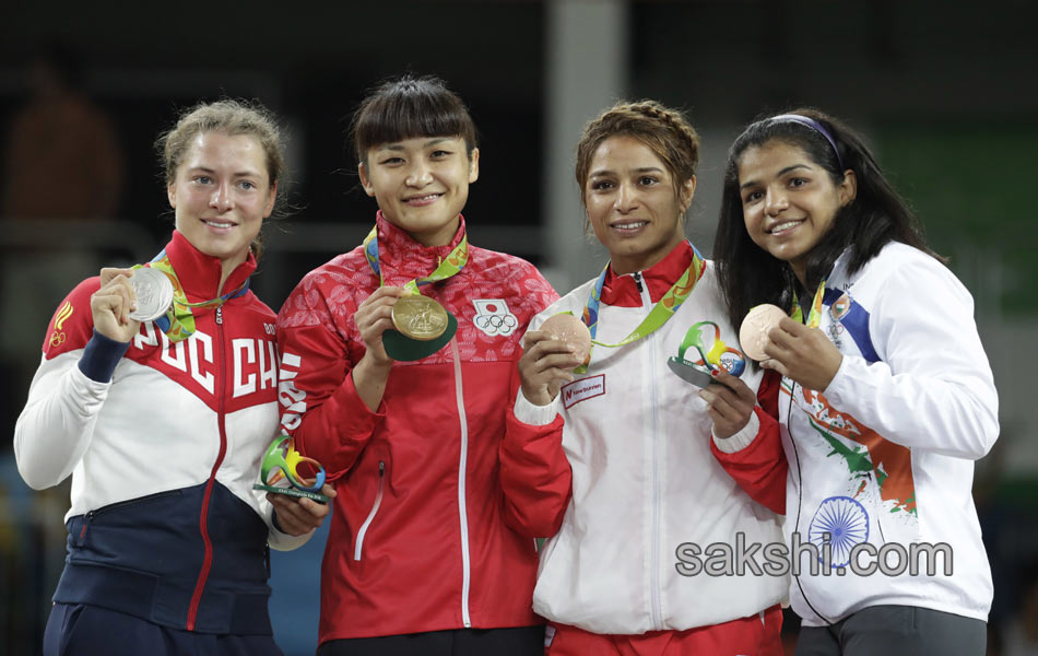 Indias Sakshi Malik poses with her bronze medal15