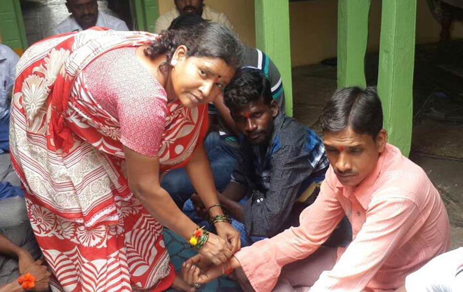 Anna sister Rakhi warmly7
