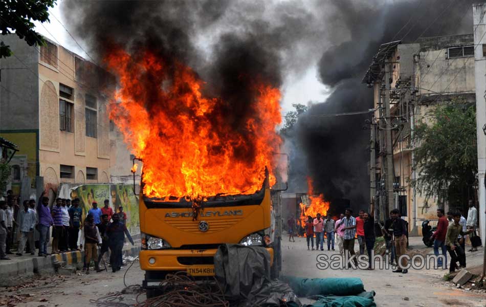 Cauvery burns Bengaluru Curfew in large parts 1 dead in police action - Sakshi1