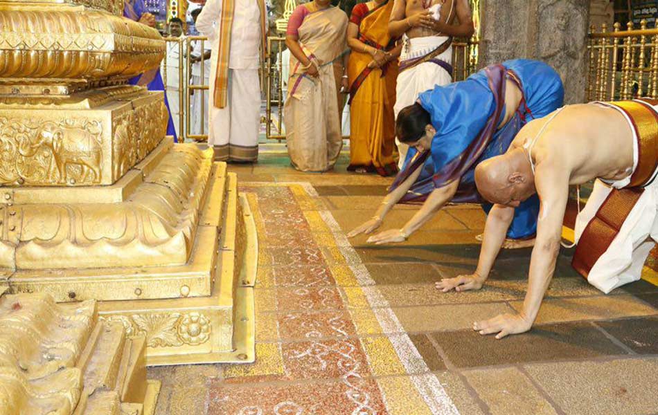 governor in srivari temple4