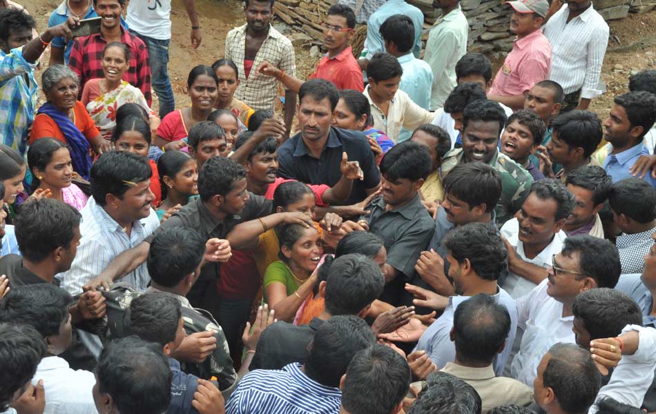 YS Jagan tour in Sathenapalli - Sakshi2