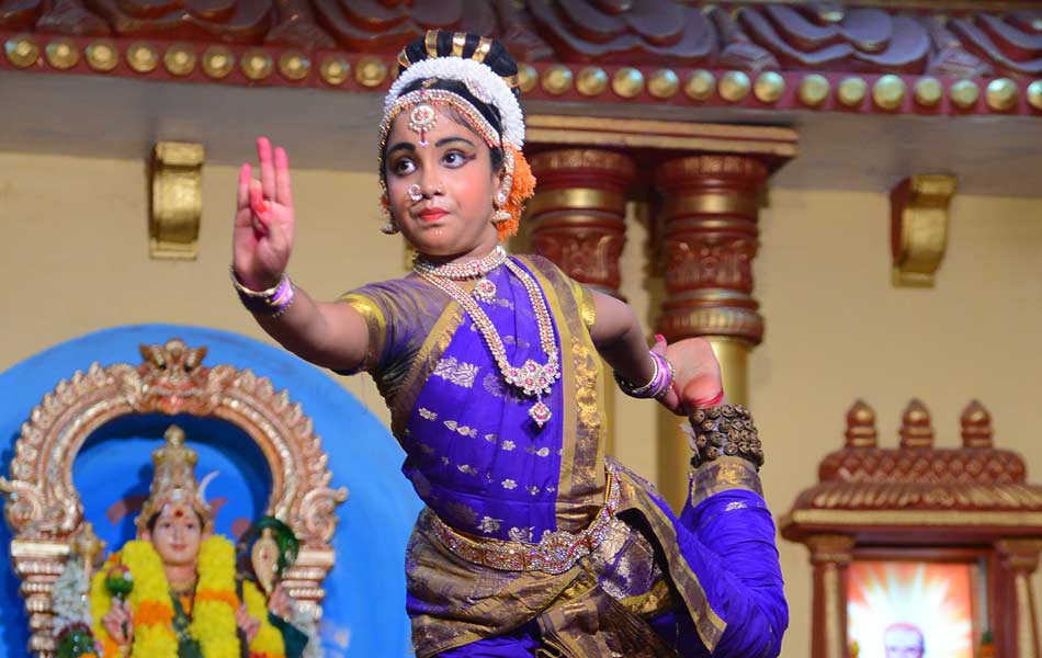 Classical dancers performances on the stage2