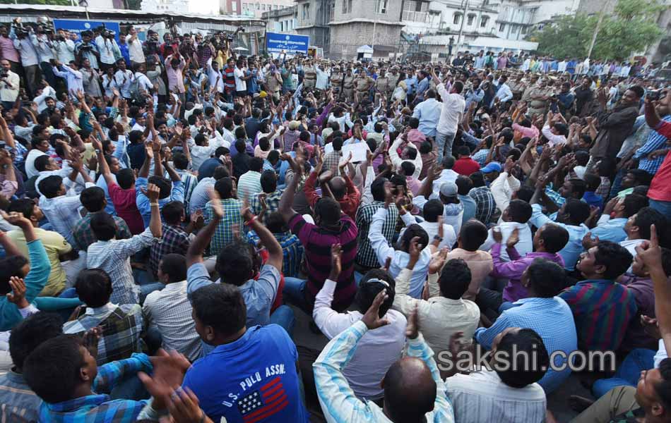Home guards stage dharna to press for job regularisation2