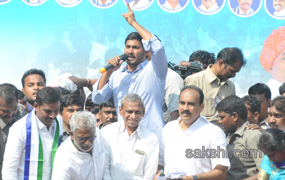 ys jagan mohan reddy in ongole dharna - Sakshi4