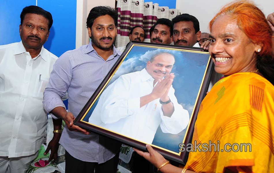 ys jagan mohan reddy attend desai tippareddy daughter marriage - Sakshi4