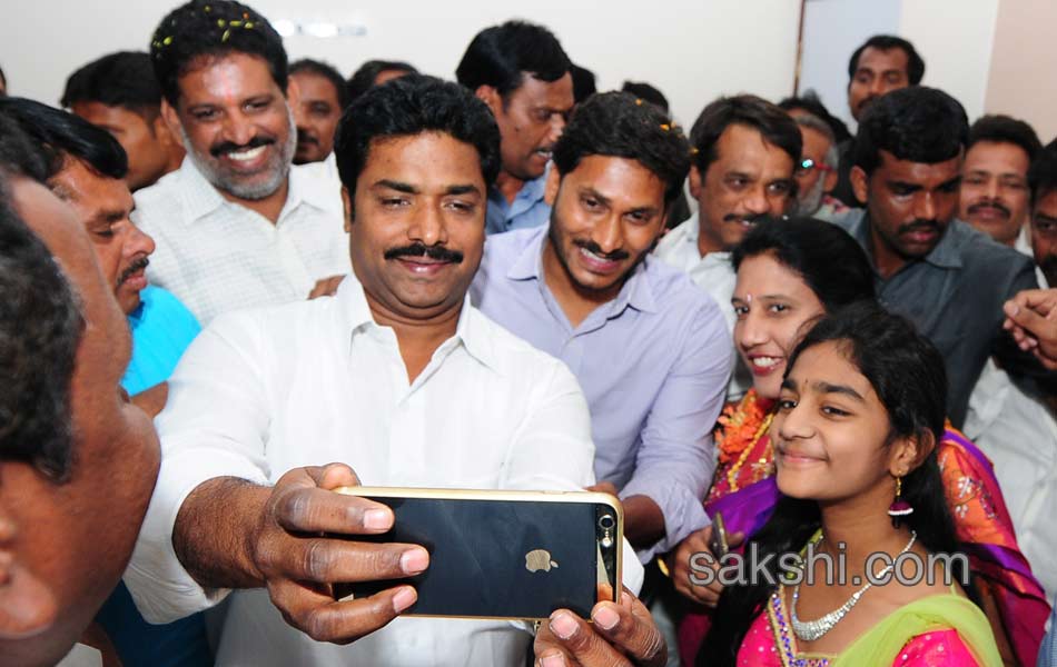 ys jagan mohan reddy attend desai tippareddy daughter marriage - Sakshi5