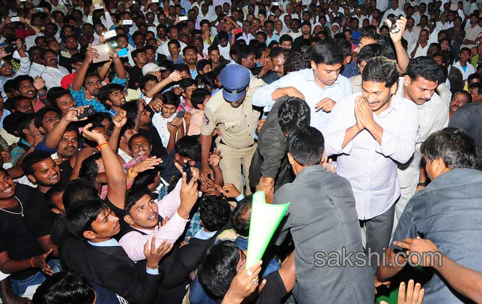 ys jagan mohan reddy attend desai tippareddy daughter marriage - Sakshi15