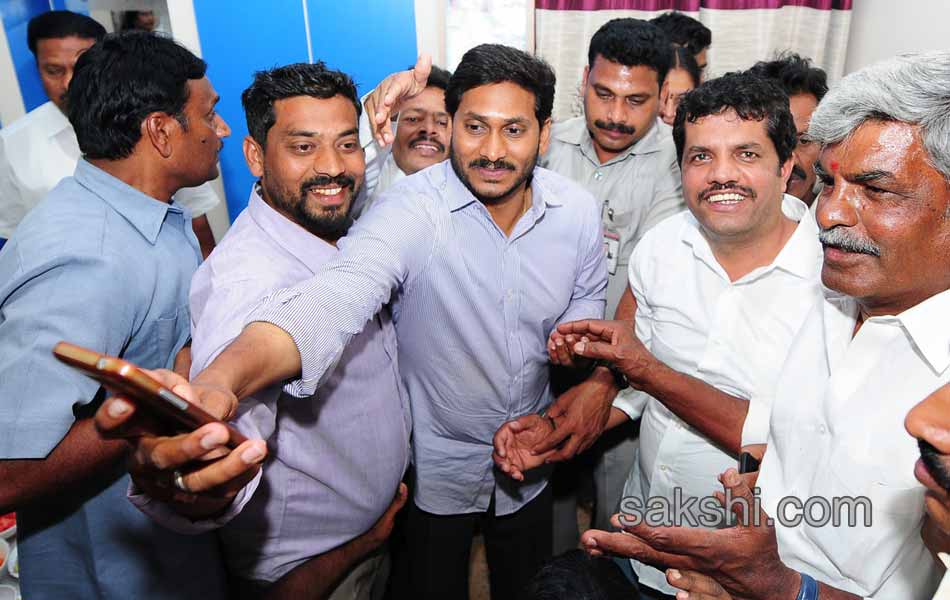 ys jagan mohan reddy attend desai tippareddy daughter marriage - Sakshi16