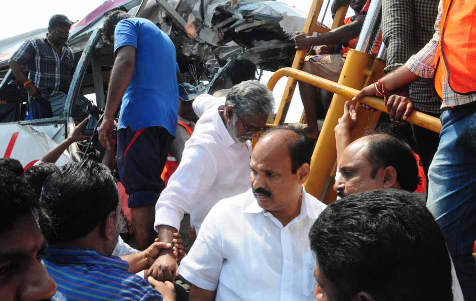 Travels authorities backed Chandrababu - Sakshi16