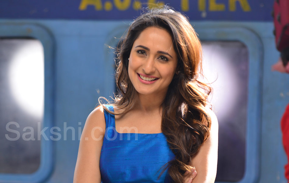 pragya jaiswal stills13