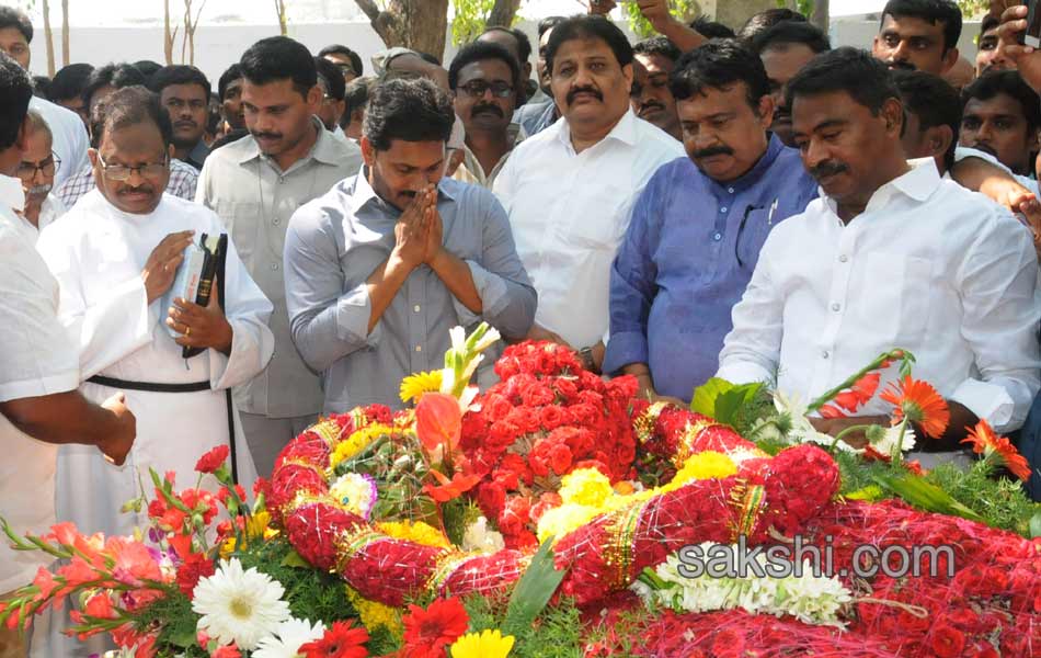 YS Jagan Mohan Reddy Family pay tributes to YS Raja Reddy - Sakshi1